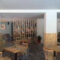Dominoes Hotel Ipsos